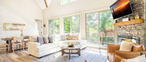 Een televisie, een open haard, tafelvoetbal en een tafeltennistafel