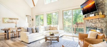 *Pet-friendly 4BD w/ POOL! Hot Tub + Near Lake!*