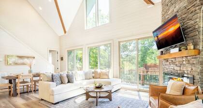 *Pet-friendly 4BD w/ POOL! Hot Tub + Near Lake!*