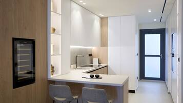 Fridge, oven, dishwasher, coffee/tea maker