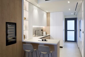 Kühlschrank, Ofen, Geschirrspüler, Wasserkocher mit Kaffee-/Teezubehör