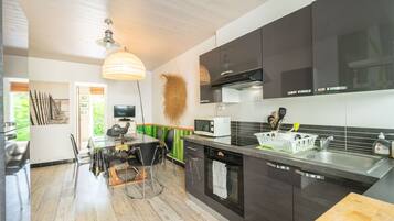 Jääkaappi, mikroaaltouuni, uuni, liesi