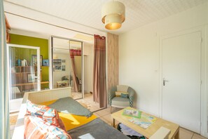 Interior - Holiday Home 'Du Porche' with Private Terrace and Wi-Fi (Chaillevette)