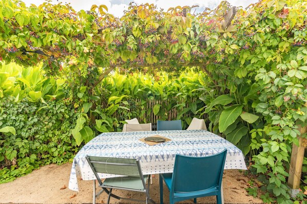 Outdoor dining - Holiday Home 'Du Porche' with Private Terrace and Wi-Fi (Chaillevette)