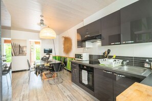 Fridge, microwave, oven, stovetop - Holiday Home 'Du Porche' with Private Terrace and Wi-Fi (Chaillevette)