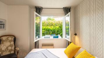 2 bedrooms, iron/ironing board, WiFi