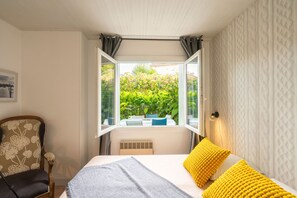 2 bedrooms, iron/ironing board, WiFi - Holiday Home 'Du Porche' with Private Terrace and Wi-Fi (Chaillevette)