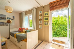 2 bedrooms, iron/ironing board, WiFi