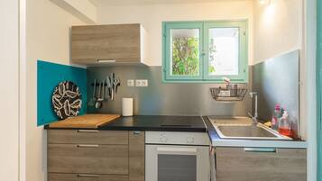 Een koelkast, een magnetron, een oven, een kookplaat