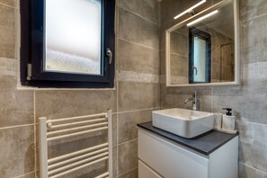 Dusch, gratis toalettartiklar, hårtork och handdukar