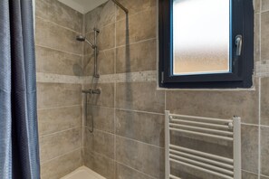 Regadera, amenidades de baño gratuitas, secadora de cabello, toallas 