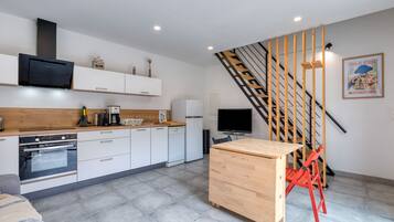 Jääkaappi, mikroaaltouuni, uuni, liesi