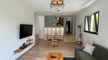 TV, fireplace