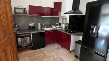 Geladeira, micro-ondas, fogão, cooktop