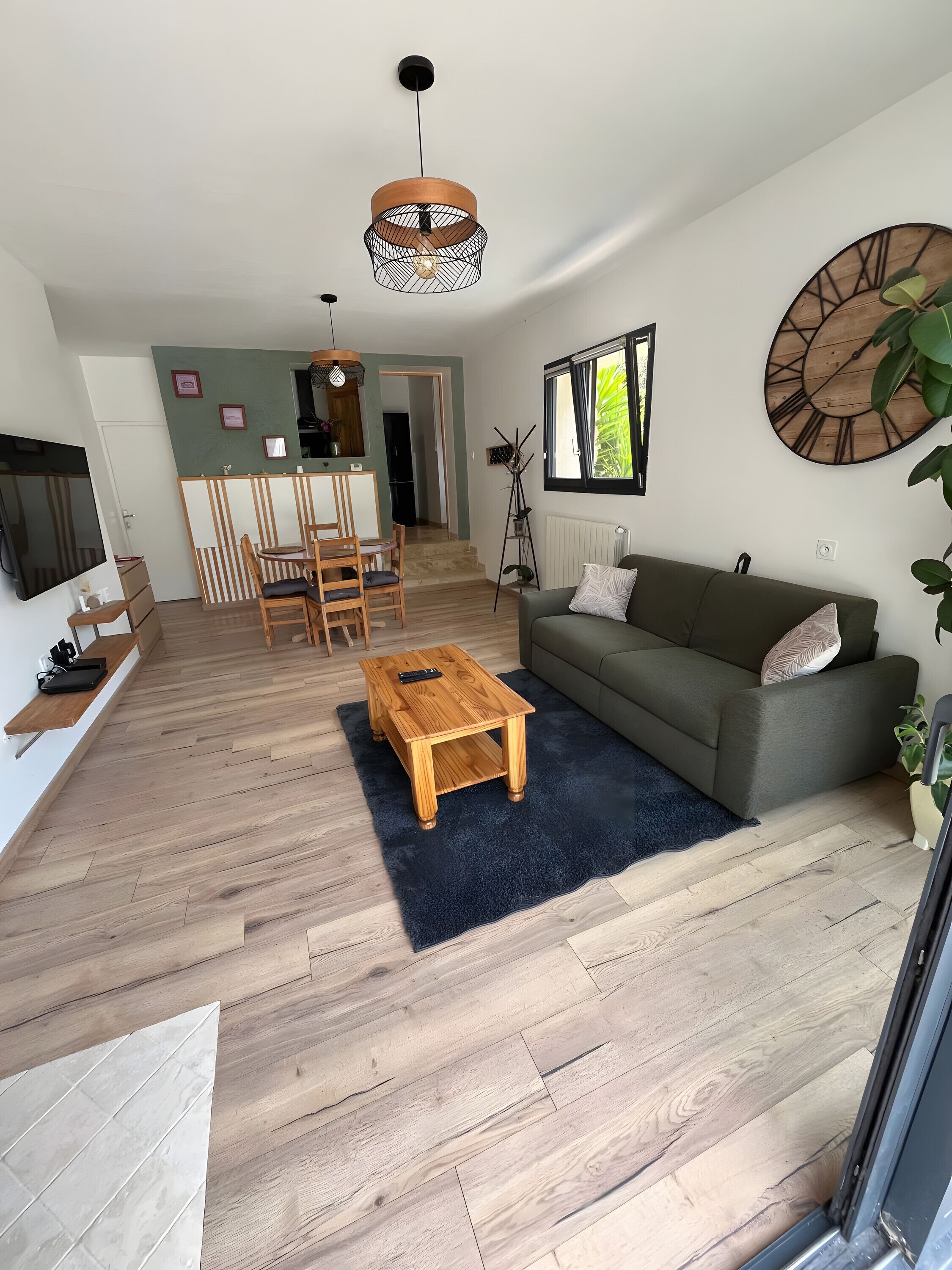 Televisie en een open haard