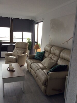 Living area - Beachfront Winter Rentals - Perfect for Canadian Snowbirds in Spain (Torremolinos)