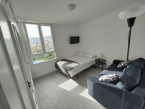 3 bedrooms, iron/ironing board, internet, bed sheets