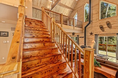 Gorgeous cabin in Arrowhead!  Relax, unwind and enjoy the beautiful fall colors!