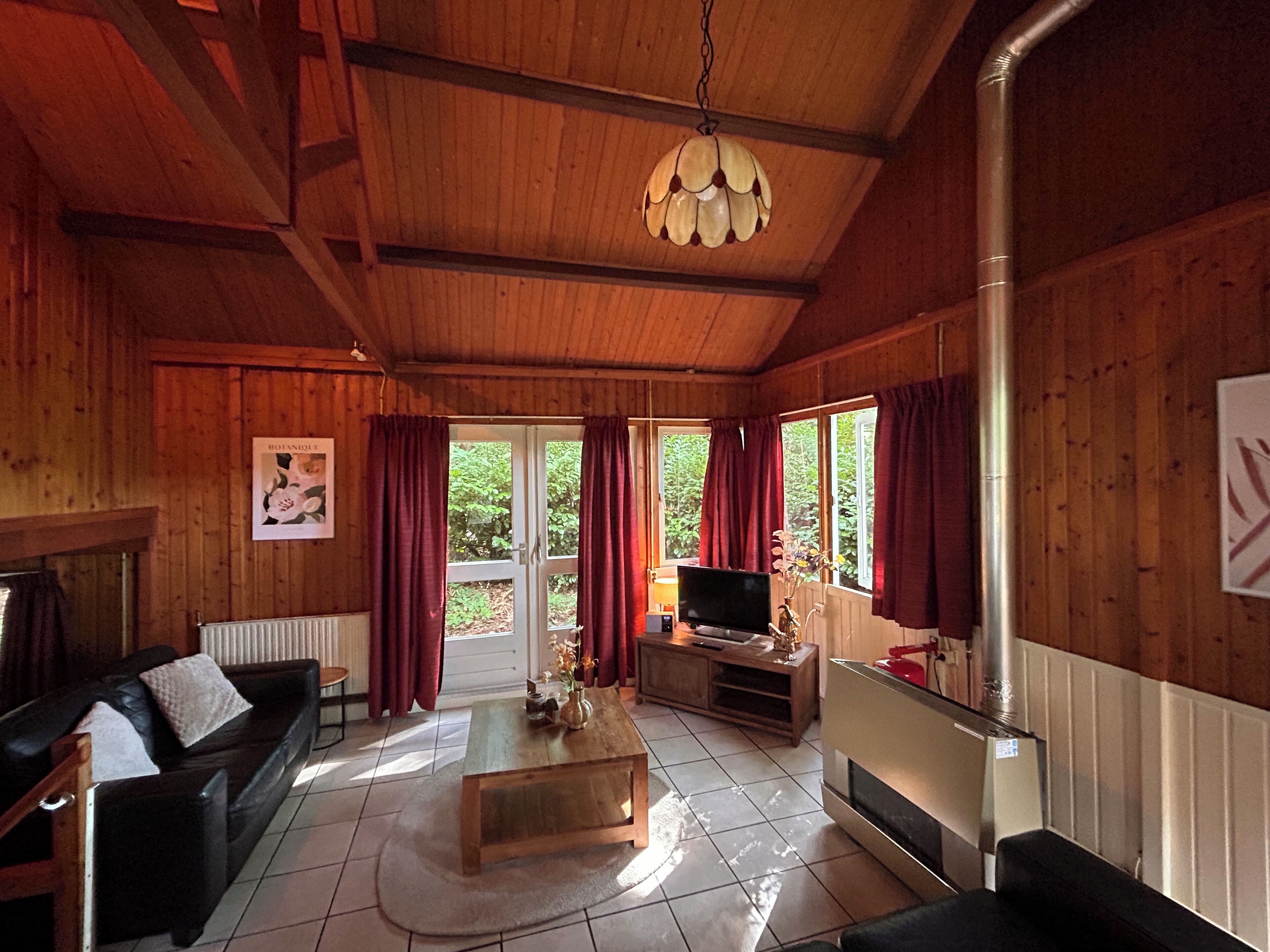 TV connectée, table de tennis de table, livres, chaîne hi-fi