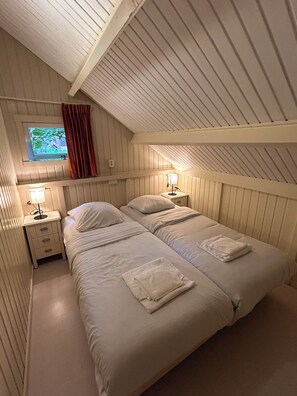 2 bedrooms, in-room safe, iron/ironing board, free WiFi - Cozy nature cottage with beautiful view over the meadow (Soest)