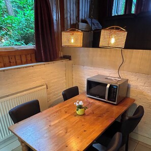 Dining - Cozy nature cottage with beautiful view over the meadow (Soest)