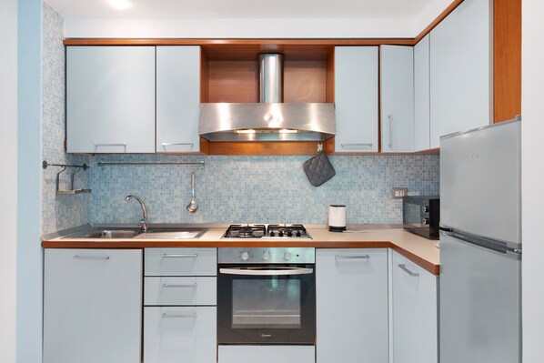 Fridge, microwave, oven, stovetop