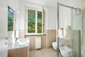 Douche, sèche-cheveux, serviettes fournies