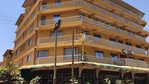 Un hotel de varios pisos con balcones y un letrero que dice "The Coconut Grill Hotel".