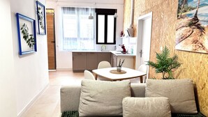 Eine moderne Küche mit Spüle, Schränken und einem Fenster mit durchsichtigen Vorhängen.