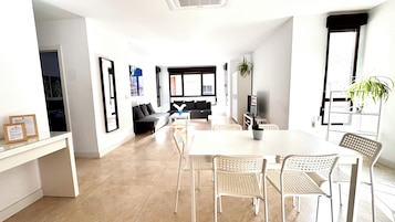 Apartamento, 2 habitaciones | Sala de estar | Una televisión de pantalla plana