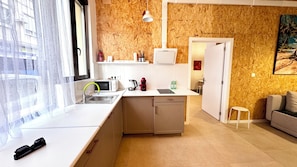 Apartemen, 1 kamar tidur | Dapur kecil pribadi | Lemari es, microwave, kompor, dan peralatan masak/sendok-piring