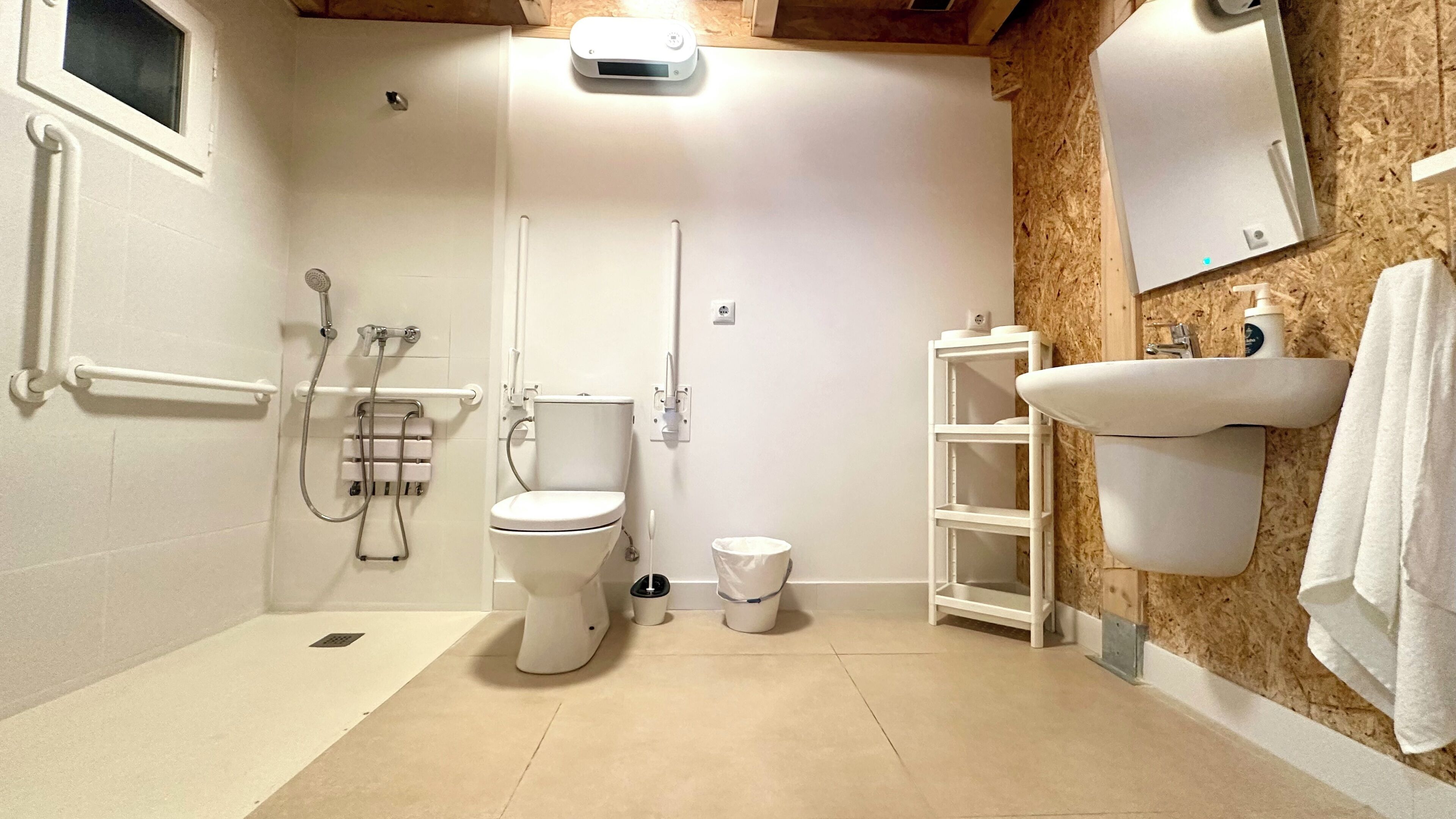 Un baño con inodoro, bidé y lavabo.