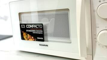 En lille mikrobølgeovn med digitalt display og betjeningsknapper.