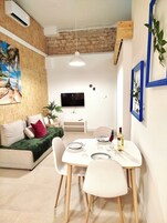 Apartamento, 1 habitación | Sala de estar | Una televisión de pantalla plana