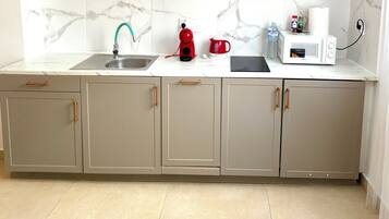Loft | Private kitchenette | Fridge, microwave, stovetop, cookware/dishes/utensils