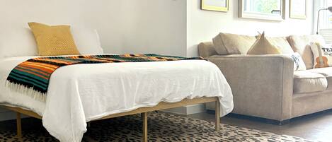 1 chambre, bureau, fer et planche à repasser, lit de bébé portatif