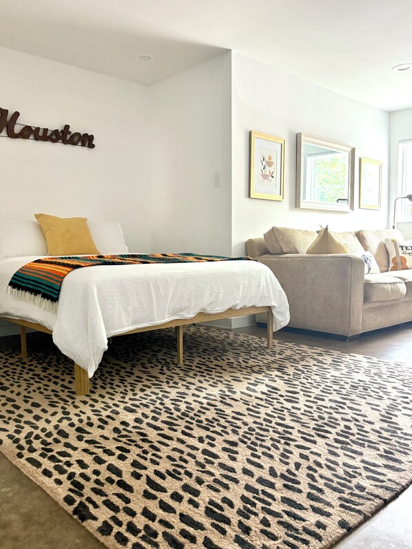 1 quarto, escrivaninha, ferros/tábuas de passar roupa, berço de viagem