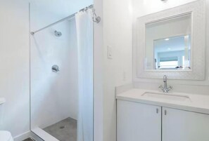 Chuveiro, secador de cabelo, toalhas de banho, sabonete