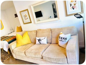 1 quarto, escrivaninha, ferros/tábuas de passar roupa, berço de viagem