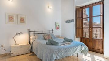 Tabla de planchar con plancha, wifi, ropa de cama