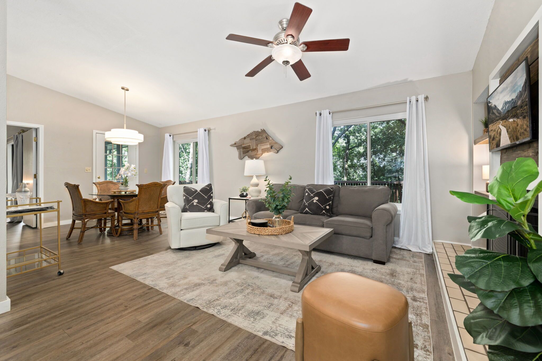 Fernseher, Kamin, Arbeitsbereiche