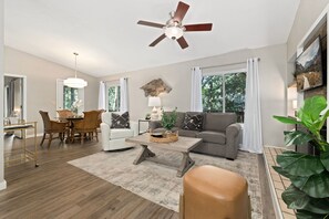 TV, fireplace, offices - Pig Parlor-1/2 mi to UofA-Walkable Razorback Games (Fayetteville)