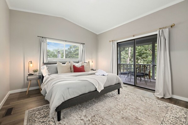 3 bedrooms, iron/ironing board, WiFi, bed sheets - Pig Parlor-1/2 mi to UofA-Walkable Razorback Games (Fayetteville)