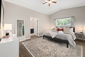 3 bedrooms, iron/ironing board, WiFi, bed sheets - Pig Parlor-1/2 mi to UofA-Walkable Razorback Games (Fayetteville)