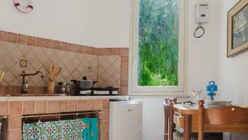 Frigorifero, microonde, forno, piano cottura