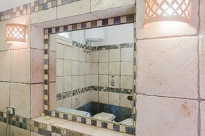 Douche, sĂšche-cheveux, bidet, serviettes fournies