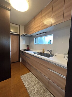 Fridge, microwave, stovetop, cookware/dishes/utensils