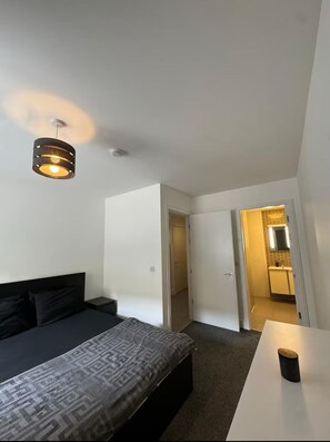 2 chambres, fer et planche à repasser, Wi-Fi, draps fournis