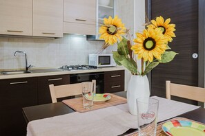 冰箱、微波炉、烤箱、炉灶