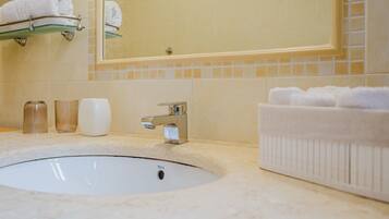 Douche, sĂšche-cheveux, bidet, serviettes fournies